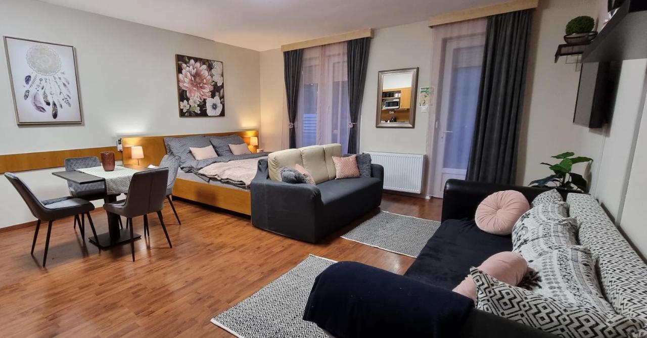 Relax Wellness Studio Hajduszoboszlo Apartment ภายนอก รูปภาพ