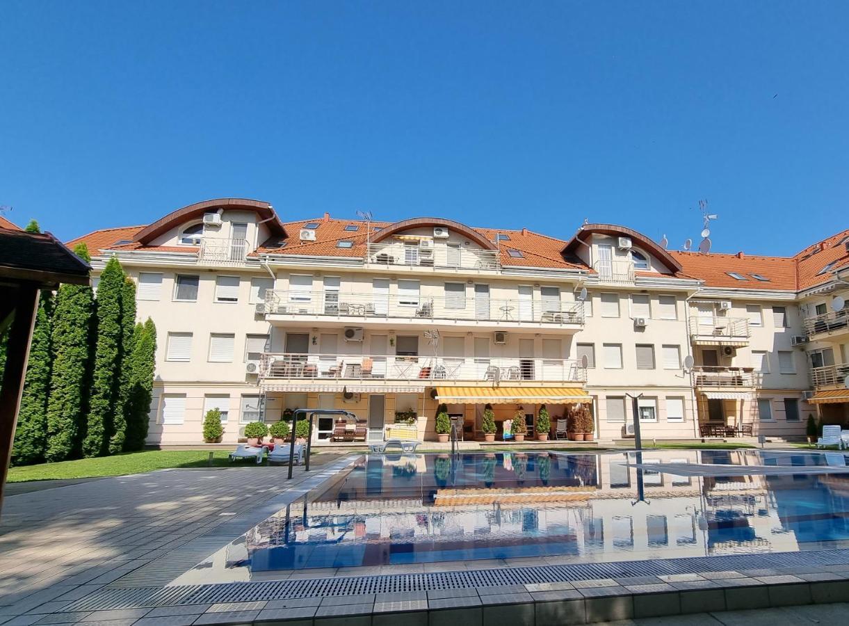 Relax Wellness Studio Hajduszoboszlo Apartment ภายนอก รูปภาพ
