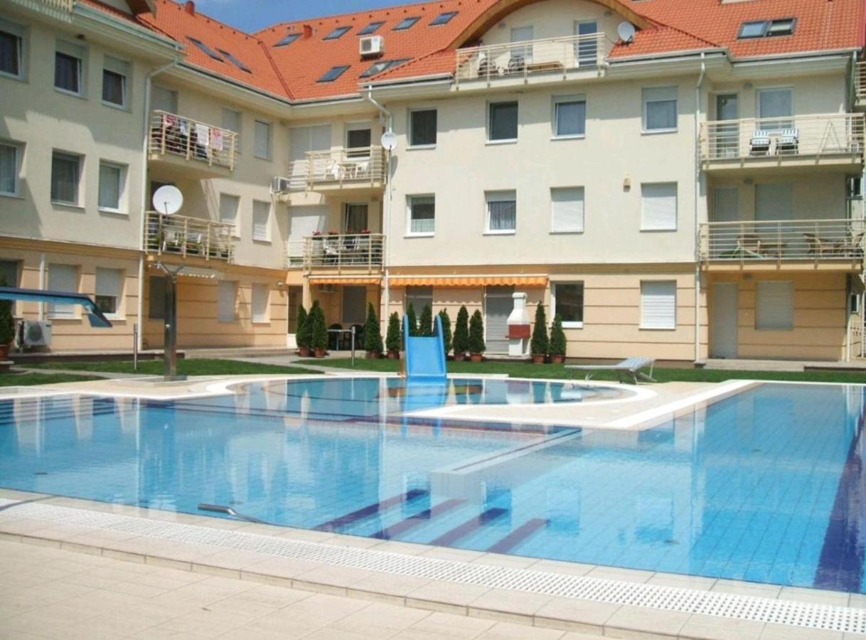 Relax Wellness Studio Hajduszoboszlo Apartment ภายนอก รูปภาพ