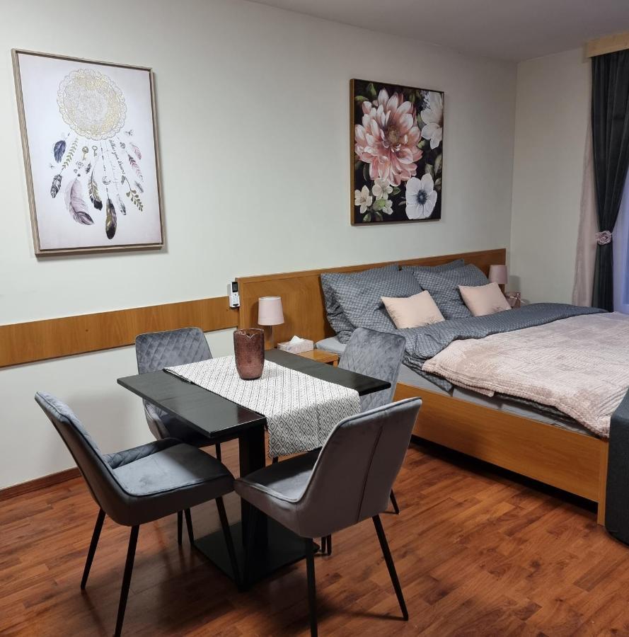 Relax Wellness Studio Hajduszoboszlo Apartment ภายนอก รูปภาพ