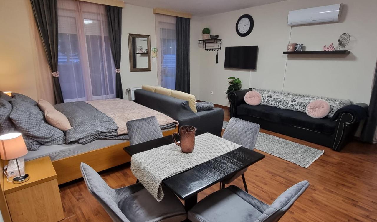 Relax Wellness Studio Hajduszoboszlo Apartment ภายนอก รูปภาพ