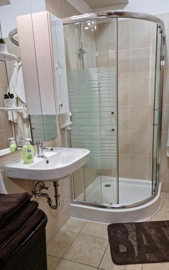 Relax Wellness Studio Hajduszoboszlo Apartment ภายนอก รูปภาพ